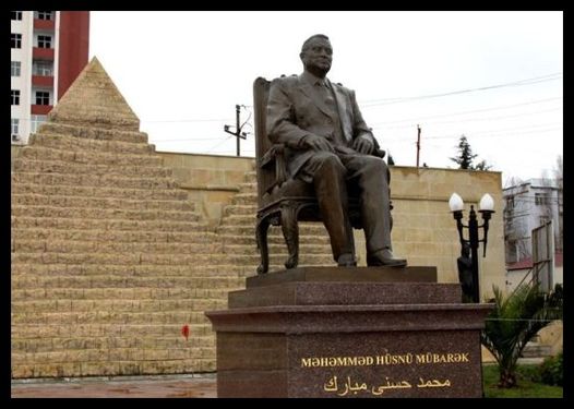 تمثال حسني مبارك في حديقة الصداقة الأذربيجانية المصرية في خردلان ضاحية باكو. وقد قام المتظاهرون الآذريين في يوم 7 فبراير 2011 بتلطيخ وجه التمثال، قائلين: "اخرج يا ديكتاتور". ففرقتهم الشرطة الآذرية.<ref>{{Cite web
