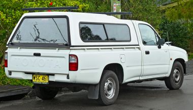 1997-2001 Toyota Hilux (RZN149R) 2-door utility (2011-07-17) 01.jpg