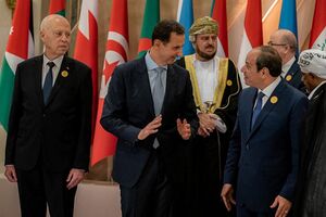 الرئيس المصري عبد الفتاح السيسي (يمين) الرئيس السوري بشار الأسد (بالوسط)، الرئيس التونسي قيس سعيد (يسار) (القمة العربية بحدة 20 مايو 2023)
