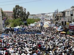 المتظاهرين في صنعاء خلال المراحل الأولى من ثورة الشباب اليمنية.