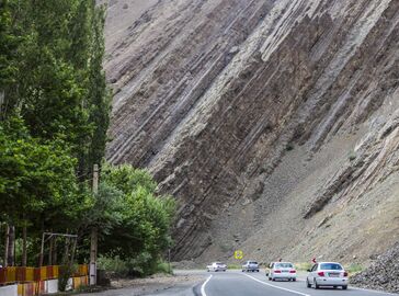 طبقات صخور رسوبية على امتداد طريق چالوس في شمال إيران.