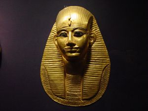 القناع الجنائزي الذهبي لأمون إم اوپه في مقبرته بتانيس، معروض في المتحف المصري بالقاهرة.