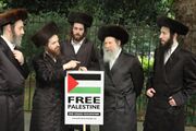 يهود منظمة ناطوري كارتا الأرثوذكسية المتطرفة يحملون أعلام فلسطين.