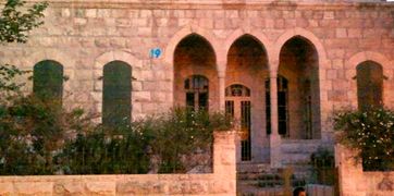 واجهة منزل عمّاني تراثي من حجر القدس الوردي، وهو مُستخدم بكثرة في أحياء المدينة القديمة.