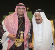 الملك سلمان وابنه راكان في حفل تخرجه، مايو 2016.jpg