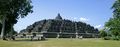 بوروبودور، معبد بوذي بنته أسرة ساليندرا، تصميم المعبد على الطراز المعماري الگوپتي يعكس التأثير الهندي على المنطقة.[17]