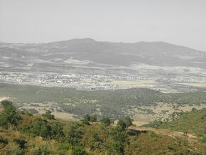 وادي قالمة كما يبدو من بن جراح، تـُظهِر جزئياً المنطقة العمرانية لقالمة بمدن بومهرة أحمد، بلخير و قالمة (من اليمين إلى اليسار/شرق إلى غرب)
