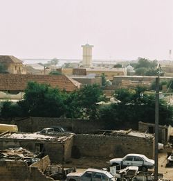 جامع روصو وفي الخلفية نهر السنغال الذي يفصل روصو الموريتانية عن روصو السنغالية.