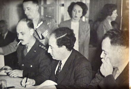 والتر إيتان (في المنتصف) يوقع اتفاقية الهدنة الإسرائيلية المصرية، 24 فبراير 1949.