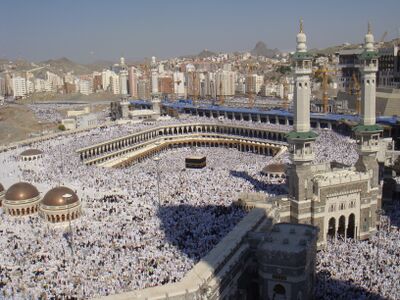 يتجمع الآلاف من الحجاج بالزي الأبيض في مكة لأداء مناسك الحج.