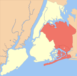 موقع كوينز موضح بالأحمر، داخل مدينة نيويورك.