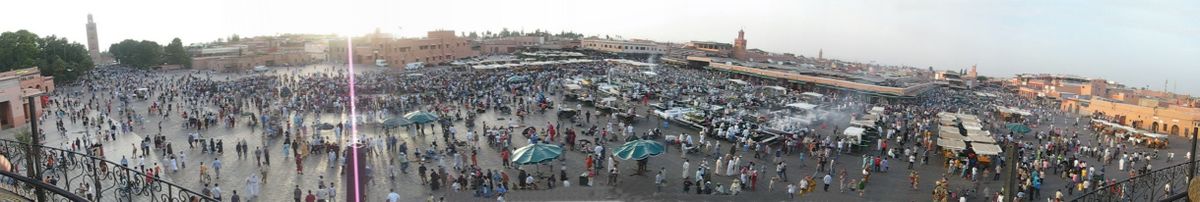 صورة بانورامية لجامع الفنا أشهر ساحات المدينة. جامع الكتبية يظهر في أقصى اليسار. السوق يقع في الممشى خلف الساحة.