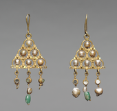 Pair of Byzantine earrings; 7th century; gold, pearls, glass and emeralds; 10.2 x 4.5 cm; Cleveland Museum of Art (Cleveland, USA)