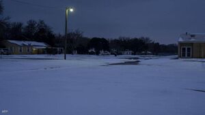 الظلام والجليد يكسو أحد شوارع تكساس، فبراير 2021.