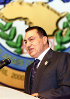 مبارك يتحدث للبرلمان المصري بعد انتخابات مجلس الشعب وفوز الحزب الوطني الديمقراطي ب388 من إجمالي 454 مقعد، 15 نوفمبر 2000.