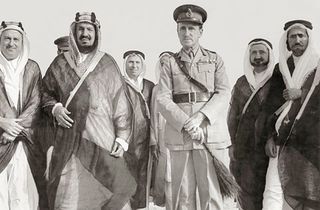 الملك عبد العزيز مع الجنرال السير برنارد والأمير محمد بن عبدالعزيز ويظهر فؤاد حمزة على يمين الملك.jpg