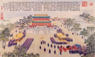 رسم من أواخر القرن 18 يوضح استقبال جيش تشينگ المنتصر من حملة جين‌چوان (1771–1776) في قاعة الضوء القرمزي بژونگ‌نان‌هاي.