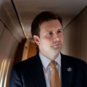 Josh Earnest 2011.jpg