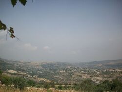 منظر عام لبيت ياشوط من الأعلى ومدينة جبلة في الافق