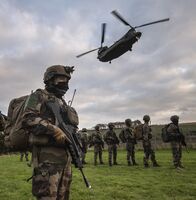 Paratroopers from 2e REP during exercise Wessex Storm.
