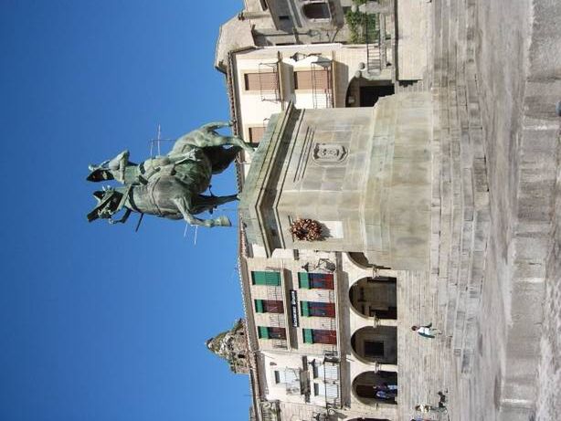 ملف:Pizarro Statue in Trujillo.jpg