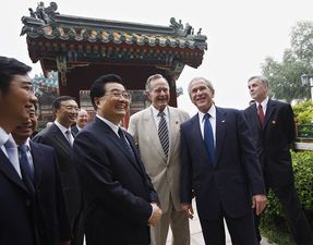 الرئيس الصيني هو جين‌تاو برفقة الرئيس الأمريكي السابق جورج بوش في ژونگ‌هاي، 10 أغسطس، 2008.