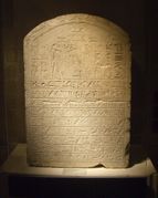 Stèle de l'Apis enterré sous le règne d'Apriès