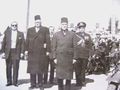 في الصورة الرئيس هاشم الأتاسي، رئيس الوزراء خالد العظم والمقدم جمال الفيصل مرافق الرئيس