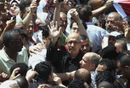 محمد البرادعي يشترك في مظاهرة تطالب بالإصلاح وتندد بالتعذيب في الإسكندرية.