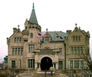 Person entering the front of the American Swedish Institute