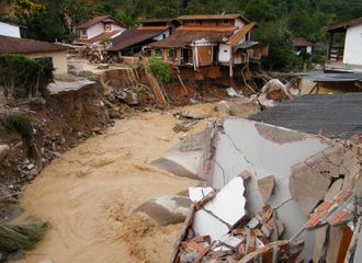 مشهد انهيارات طينية من جراء الفيضانات، ريو دي جانير، البرازيل.