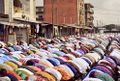 كوت ديفوار المسلمين في الصلاة أمام المسجد منطقة أبيدجان ، ساحل العاج