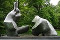 Two Piece Reclining Figure No. 5, برونز، (1963–1964), in the grounds of Kenwood House, لندن