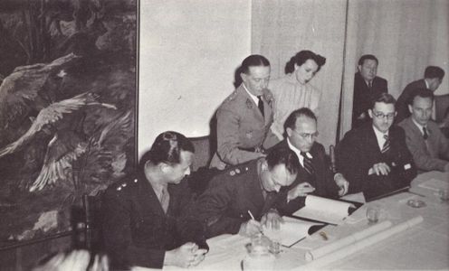 موشيه ديان يوقع اتفاقية الهدنة الإسرائيلية المصرية، 24 فبراير 1949.