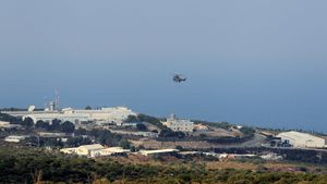طائرة حربية لبنانية تحلق فوق مقر اليونيفيل في الناقورة بجنوب لبنان.