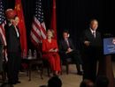 رئيس وزراء الصين ونگ كيشن إلى اليسار، يحمل كرة سلة أعطاها له الرئيس باراك أوباما، ومستشار الدولة الصيني داي بينگو يلقي البيان الختامي، الثلاثاء، 28 يوليو، 2009، في الحوار الاستراتيجي الاقتصادي بين الولايات المتحدة والصين في واشنطن.