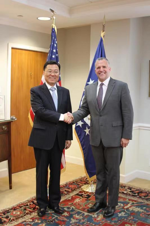 شيغ فينغ، مع روفوس غيفورد رئيس البروتوكول في الولايات المتحدة، بعد تسليمه اوراق اعتماده سفيرا للصين في لدى الولايات المتحدة (واشنطن 25 مايو 2023