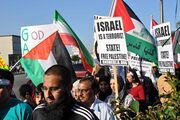 متظاهرون في أنهايم يرفعون الأعلام الفلسطينية أثناء عملية الرصاص المصبوب، 2009.