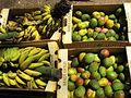 Freshly harvested mangoes and bananas at a fruit stand on the island of Maui, هاوائي