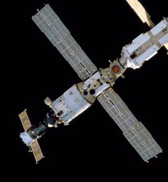 وحدة خدمة زڤزدا بالمحطة الفضائية الدولية وتظهر زاريا إلى اليمين ومركبة الفضاء سيوز إلى اليسار.