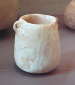 وعاء من المرمر مع مقابض، من منطقة بقرص، من عام 6500 ق.م متحف اللوفر (AO 28519)