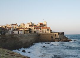 منظر من أكتوبر 2006 لأنتيب، على البحر المتوسط