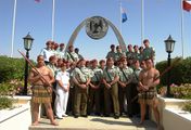 كتيبة نيوزيلندا أمام القوس التذكاري في الجورة، ويظهر في مقدمتهم مقاتلان من قبائل الماوري.