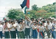 فلسطينيون مؤيدون يحملون علم فلسطين في نيكاراگوا.