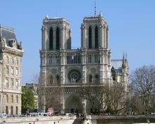 يسار: نوتردام باريس؛ يمين:Chapel of the Invalides.