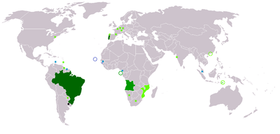 (يسار) البلدان والمناطق حيث للغة البرتغالية وضع رسمي. (يمين) كل الأقاليم الخضراء: الوضع الرسمي؛ المربعات الخضراء: تتكلمها أغلبية الشعب؛ الأقاليم والمربعات الزرقاء: البرتغالية ولغاتها الخليطة (الكريول) لهم وضع رسمي (باستثناء ماليزيا، التي تتكلمها فقط); مربع أسود: وضع متساوي كلغة رسمية في البلد، ولكنها ليست رسمية.