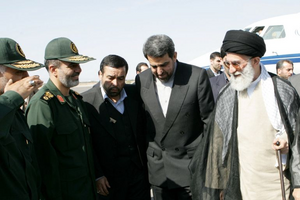 أحمديان (الثاني من اليسار) خلال لقاء سابق مع خامنئي وشمخاني