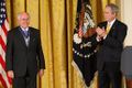 Former رئيس وزراء أستراليا John Howard receiving the Medal from George W. Bush on January 13, 2009