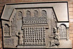 نقش بارز يظهر الحاخام آشي وهو يعلم في المدرسة التلمودية في صورا ببابل، القرن الرابع الميلادي.