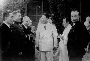 Yeo Woon-Hyung (أقصى اليمين) في اللجنة الأمريكية-السوڤيتية المشتركة (1947) alt text